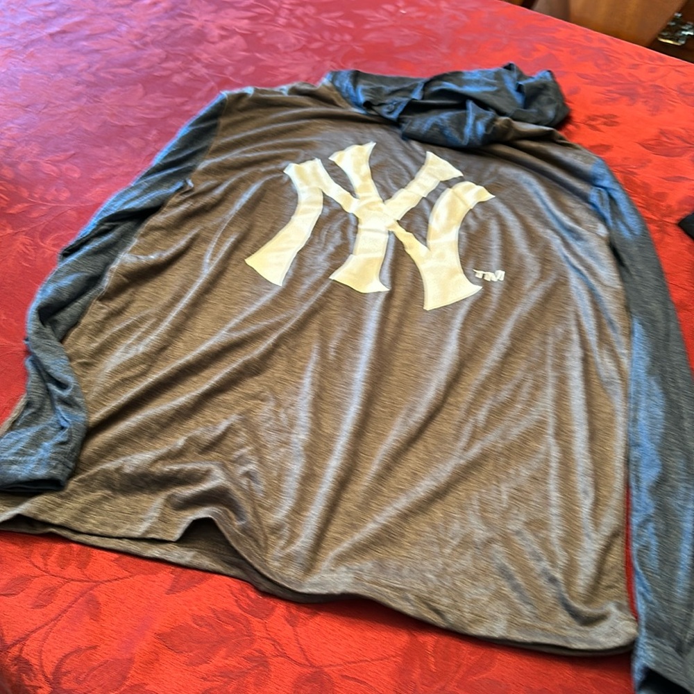 Yankees thin long sleeve hooded t shirt